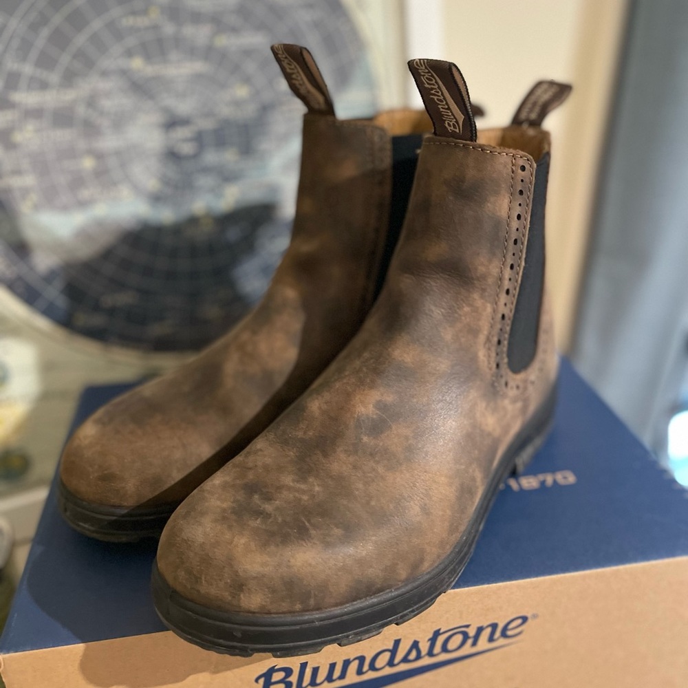 Like New Women’s Blundstone Chelsea Boots